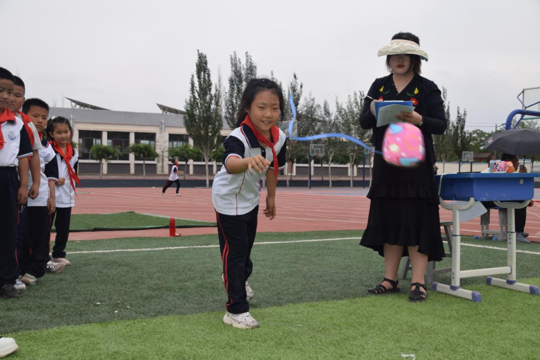 【童慧·义教优质均衡】海勃湾区滨河小学团结校区 2024年大手拉小手 弘扬蒙古马精神 春季趣味运动会 第7张