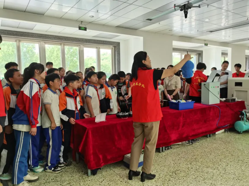 滨河小学走进新乡职业技术学院开展技能文化节现场体验观摩活动 第9张 滨河小学走进新乡职业技术学院开展技能文化节现场体验观摩活动 第9张