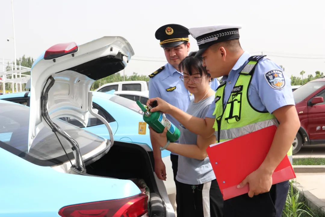 阿瓦提公安:“警”随高考 为梦护航 第7张 阿瓦提公安:“警”随高考 为梦护航 第7张
