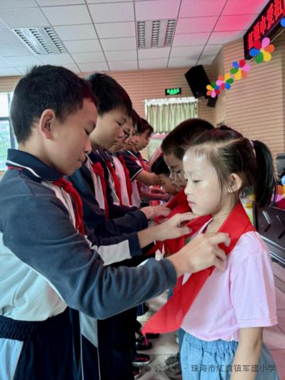 红领巾爱祖国——军建小学2024年中国少年先锋队新队员入队仪式 第31张