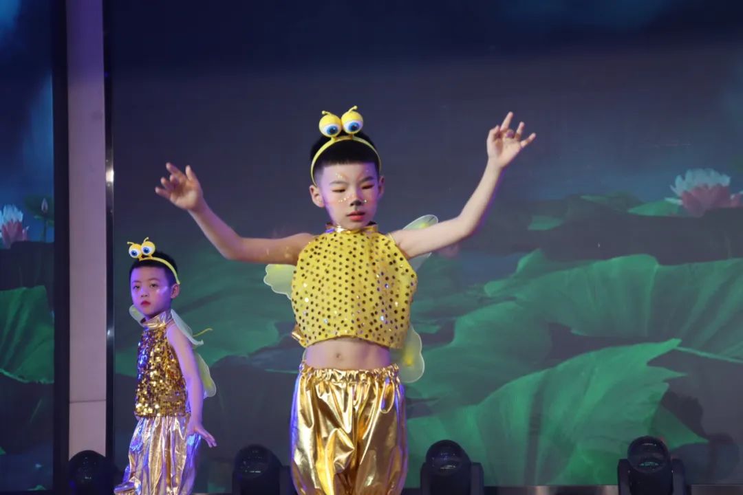 眼有星辰 心有童真 | 滨海实验小学2023级8班六一活动 第55张 眼有星辰 心有童真 | 滨海实验小学2023级8班六一活动 第55张