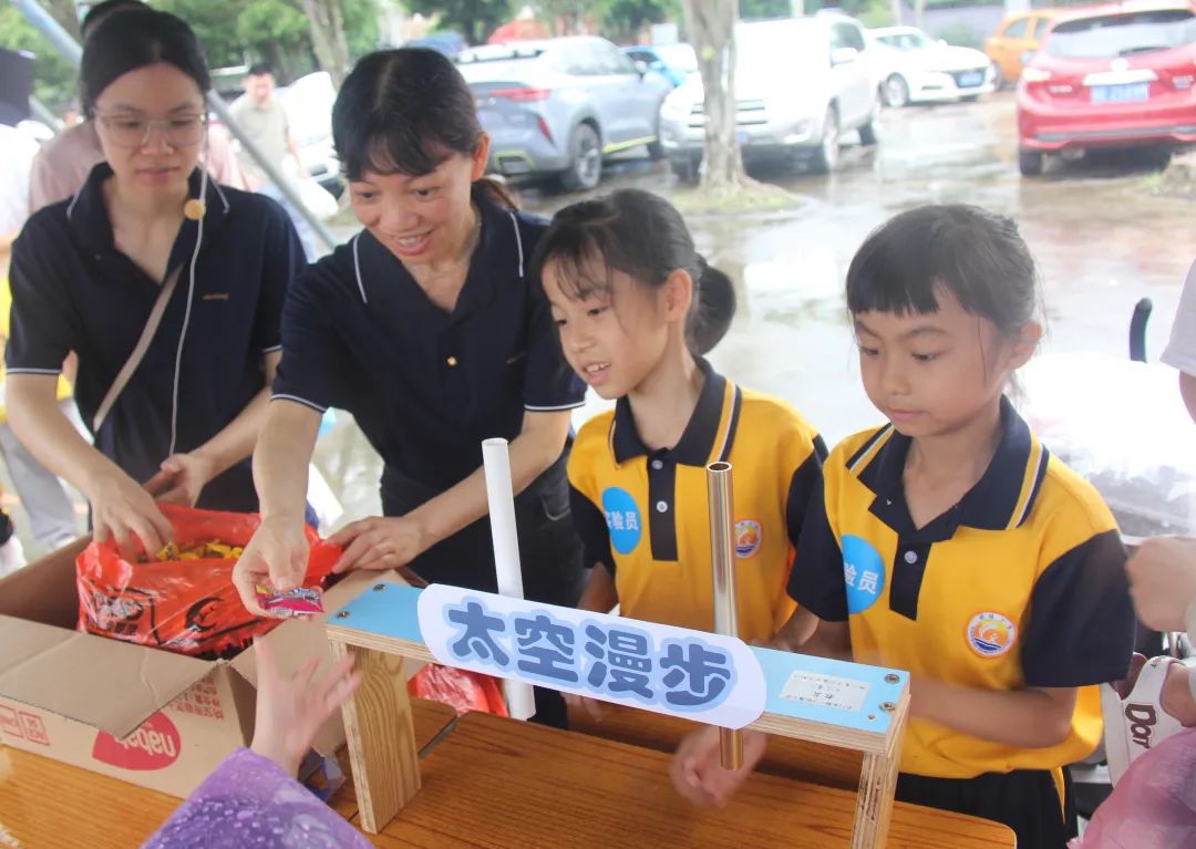 “体验科技魅力,放飞科学梦想”——新城小学科技成果展暨六一亲子游园活动盛大举行 第41张 “体验科技魅力,放飞科学梦想”——新城小学科技成果展暨六一亲子游园活动盛大举行 第41张