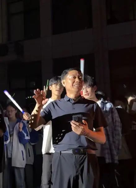 高考特辑 | 呐喊青春 亮剑出征——育才高中举行2024届高考“喊楼行动”与“出征仪式” 第4张 高考特辑 | 呐喊青春 亮剑出征——育才高中举行2024届高考“喊楼行动”与“出征仪式” 第4张