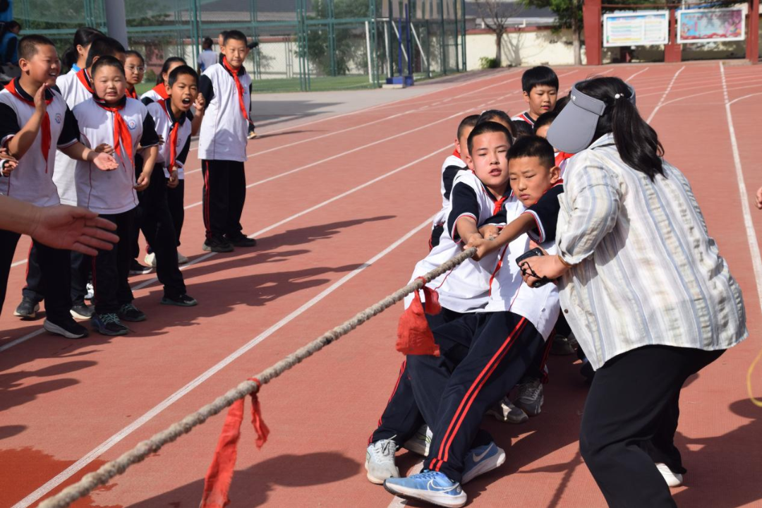 【童慧·义教优质均衡】海勃湾区滨河小学团结校区 2024年大手拉小手 弘扬蒙古马精神 春季趣味运动会 第23张