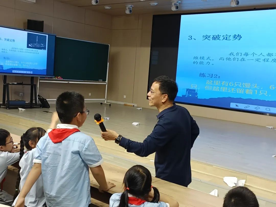 思维创新,助力成长——重庆铁路小学2024年“五老”进校园科技宣讲 第14张 思维创新,助力成长——重庆铁路小学2024年“五老”进校园科技宣讲 第14张