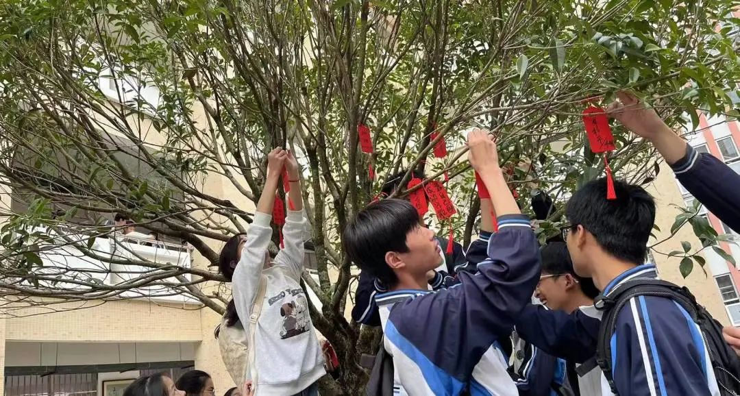 【团辅活动】许愿高考,加油未来——德化第二中学开展高考许愿暨心理减压活动 第19张 【团辅活动】许愿高考,加油未来——德化第二中学开展高考许愿暨心理减压活动 第19张