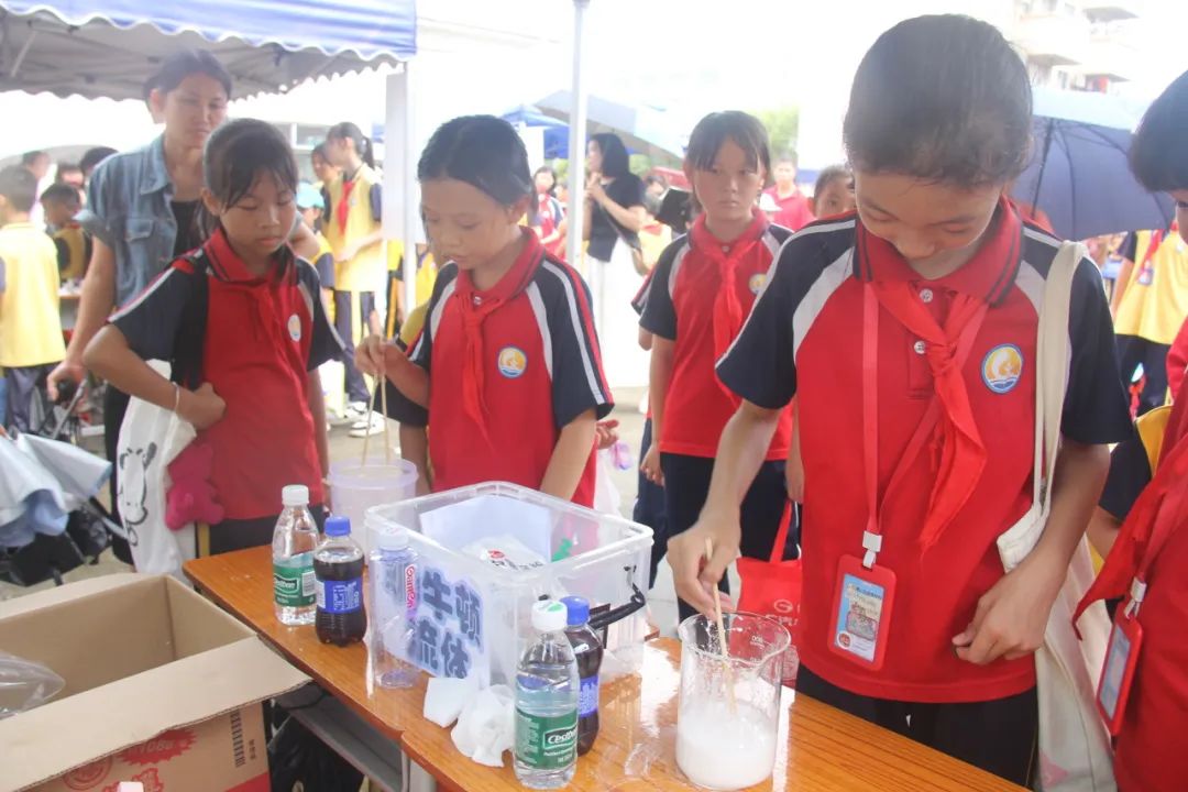 “体验科技魅力,放飞科学梦想”——新城小学科技成果展暨六一亲子游园活动盛大举行 第49张 “体验科技魅力,放飞科学梦想”——新城小学科技成果展暨六一亲子游园活动盛大举行 第49张