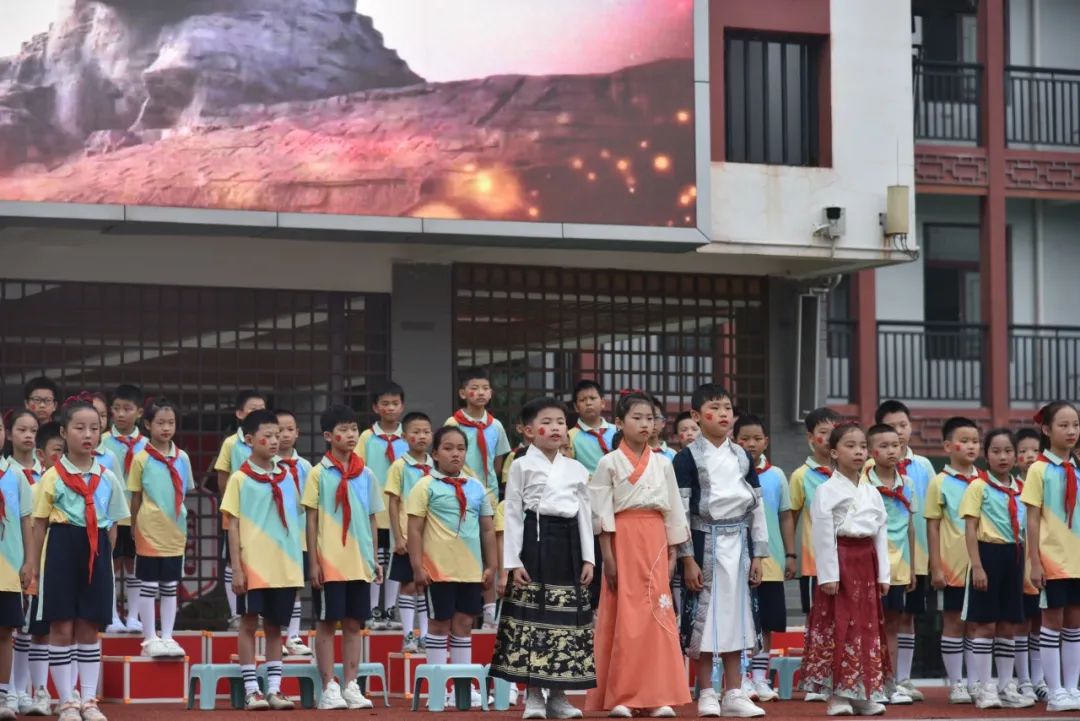 桂林市中隐小学“红领巾爱祖国 共筑中国梦”六一文艺汇演圆满落幕 第7张 桂林市中隐小学“红领巾爱祖国 共筑中国梦”六一文艺汇演圆满落幕 第7张