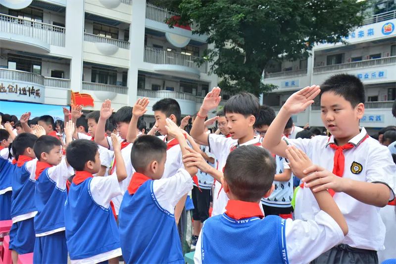 桂林市乐群小学开展2024年春季学期“入队礼”仪式 第6张 桂林市乐群小学开展2024年春季学期“入队礼”仪式 第6张