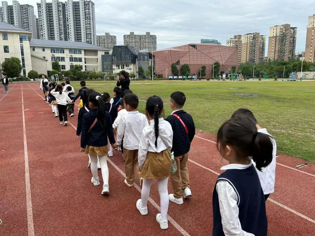【党建+课程】初探小学,拥抱成长——上饶市信州区东都花园幼儿园参观小学活动 第55张 【党建+课程】初探小学,拥抱成长——上饶市信州区东都花园幼儿园参观小学活动 第55张