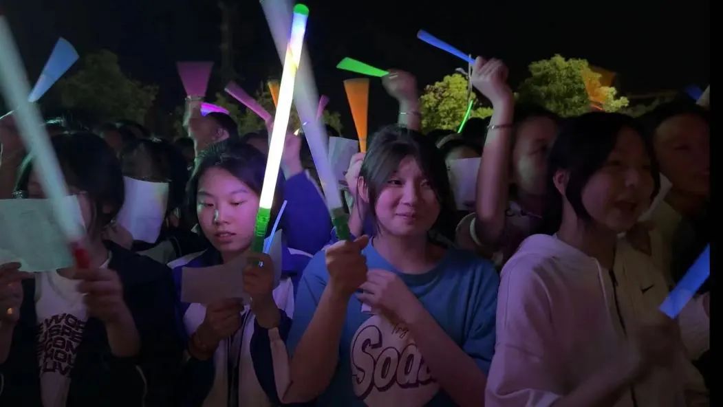 高考特辑 | 呐喊青春 亮剑出征——育才高中举行2024届高考“喊楼行动”与“出征仪式” 第10张 高考特辑 | 呐喊青春 亮剑出征——育才高中举行2024届高考“喊楼行动”与“出征仪式” 第10张