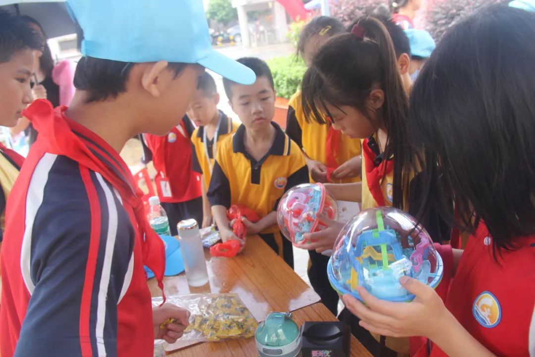 “体验科技魅力,放飞科学梦想”——新城小学科技成果展暨六一亲子游园活动盛大举行 第39张 “体验科技魅力,放飞科学梦想”——新城小学科技成果展暨六一亲子游园活动盛大举行 第39张
