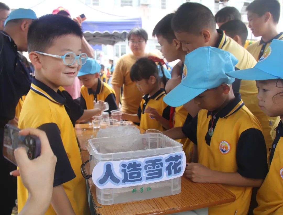 “体验科技魅力,放飞科学梦想”——新城小学科技成果展暨六一亲子游园活动盛大举行 第43张 “体验科技魅力,放飞科学梦想”——新城小学科技成果展暨六一亲子游园活动盛大举行 第43张