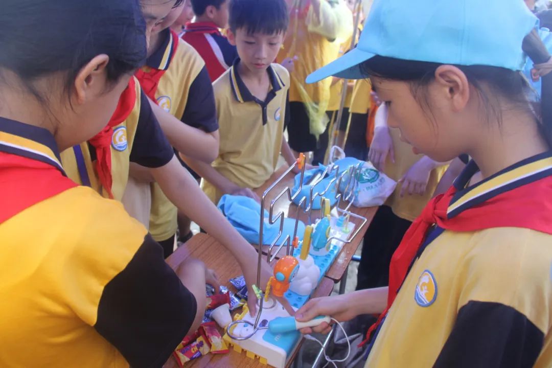 “体验科技魅力,放飞科学梦想”——新城小学科技成果展暨六一亲子游园活动盛大举行 第34张 “体验科技魅力,放飞科学梦想”——新城小学科技成果展暨六一亲子游园活动盛大举行 第34张