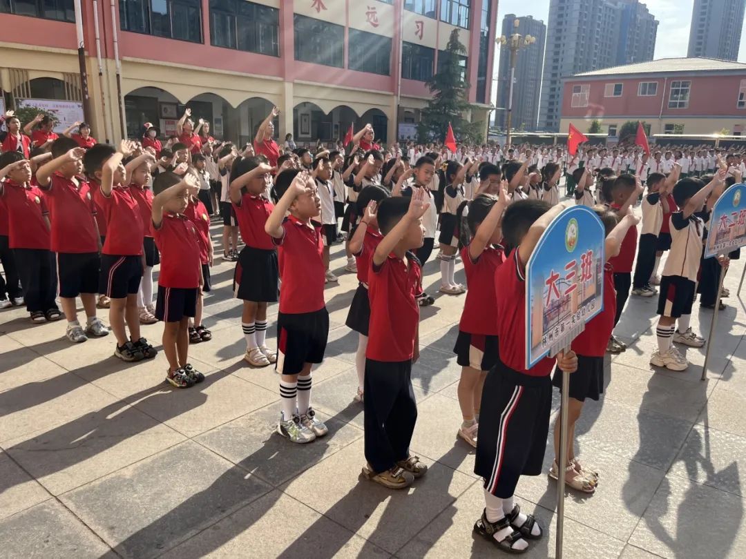参观小学初体验  幼小衔接促成长——林州市第一实验幼儿园参观小学掠影(一) 第8张