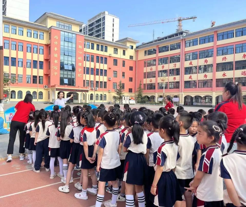 参观小学初体验  幼小衔接促成长——林州市第一实验幼儿园参观小学掠影(一) 第12张