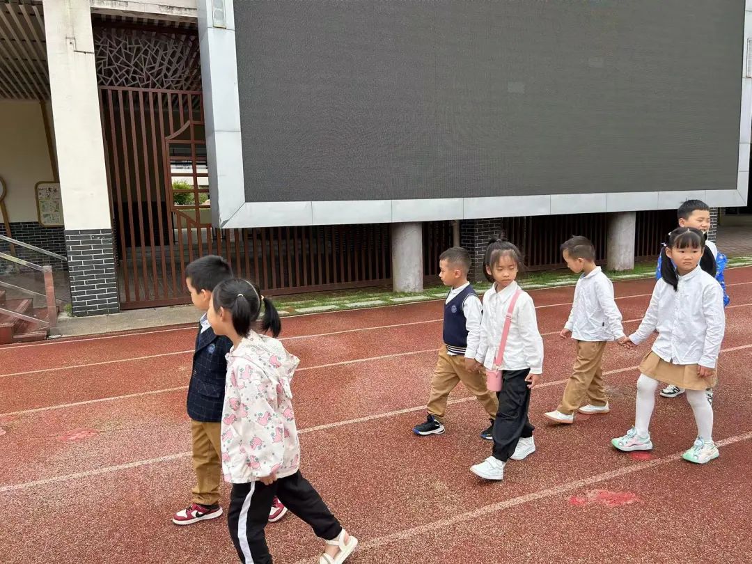 【党建+课程】初探小学,拥抱成长——上饶市信州区东都花园幼儿园参观小学活动 第54张 【党建+课程】初探小学,拥抱成长——上饶市信州区东都花园幼儿园参观小学活动 第54张