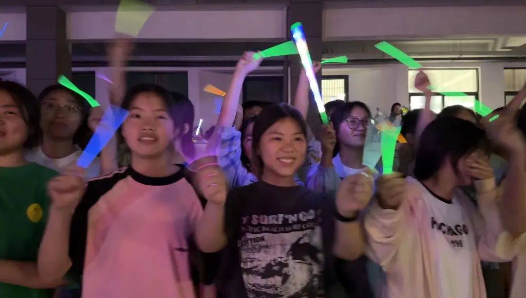 高考特辑 | 呐喊青春 亮剑出征——育才高中举行2024届高考“喊楼行动”与“出征仪式” 第7张 高考特辑 | 呐喊青春 亮剑出征——育才高中举行2024届高考“喊楼行动”与“出征仪式” 第7张
