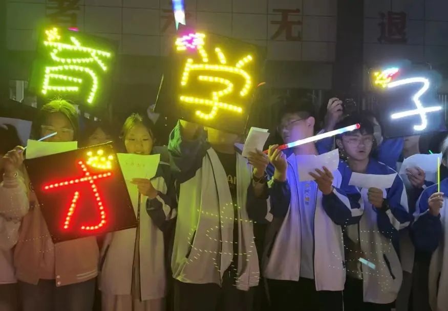 高考特辑 | 呐喊青春 亮剑出征——育才高中举行2024届高考“喊楼行动”与“出征仪式” 第2张 高考特辑 | 呐喊青春 亮剑出征——育才高中举行2024届高考“喊楼行动”与“出征仪式” 第2张