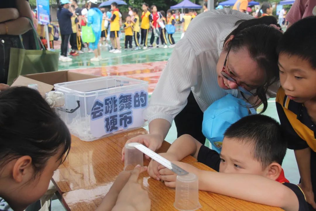 “体验科技魅力,放飞科学梦想”——新城小学科技成果展暨六一亲子游园活动盛大举行 第44张 “体验科技魅力,放飞科学梦想”——新城小学科技成果展暨六一亲子游园活动盛大举行 第44张