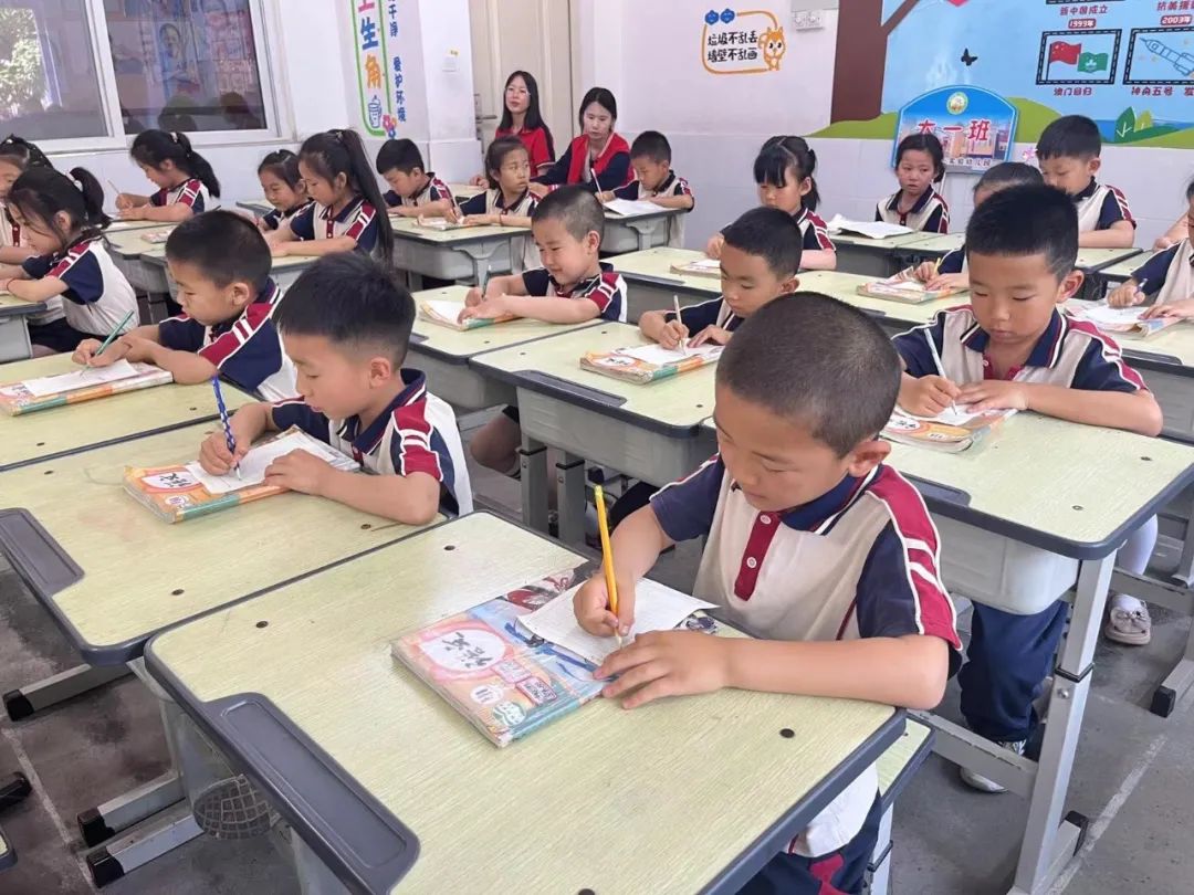 参观小学初体验  幼小衔接促成长——林州市第一实验幼儿园参观小学掠影(一) 第24张