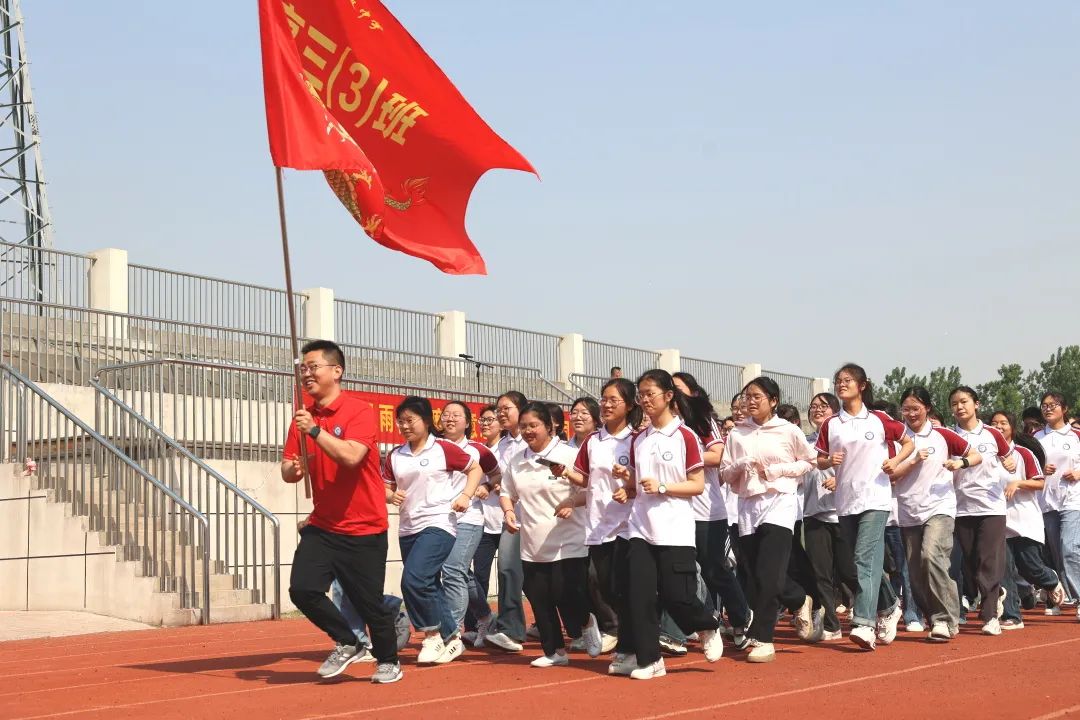 高考特辑 | 呐喊青春 亮剑出征——育才高中举行2024届高考“喊楼行动”与“出征仪式” 第16张 高考特辑 | 呐喊青春 亮剑出征——育才高中举行2024届高考“喊楼行动”与“出征仪式” 第16张