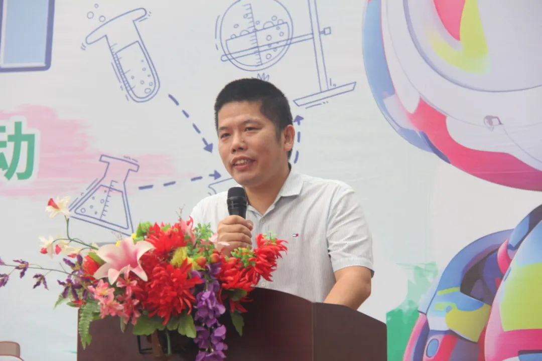 “体验科技魅力,放飞科学梦想”——新城小学科技成果展暨六一亲子游园活动盛大举行 第20张 “体验科技魅力,放飞科学梦想”——新城小学科技成果展暨六一亲子游园活动盛大举行 第20张