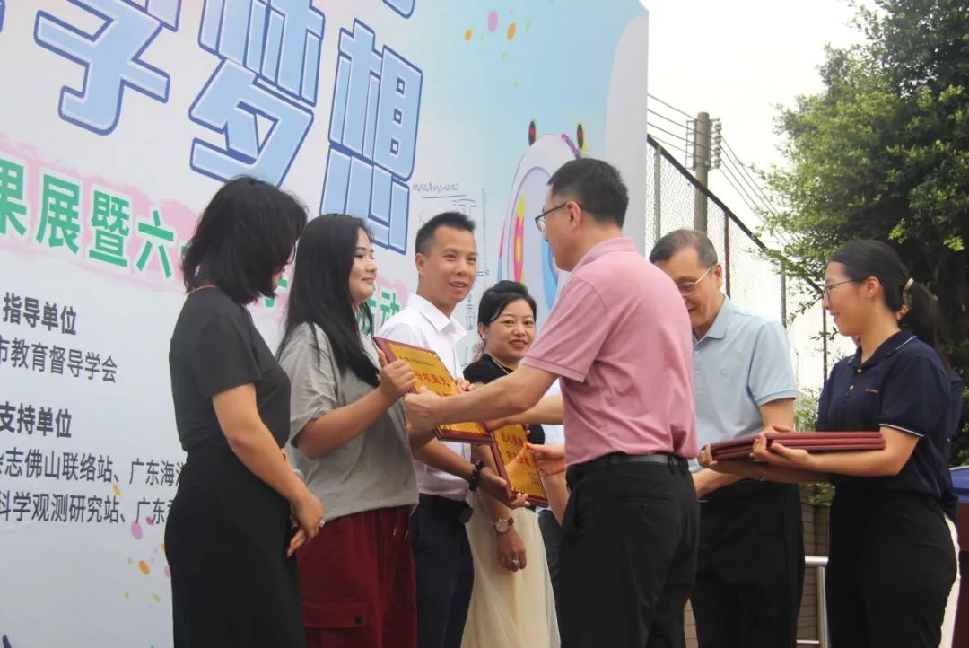 “体验科技魅力,放飞科学梦想”——新城小学科技成果展暨六一亲子游园活动盛大举行 第25张 “体验科技魅力,放飞科学梦想”——新城小学科技成果展暨六一亲子游园活动盛大举行 第25张