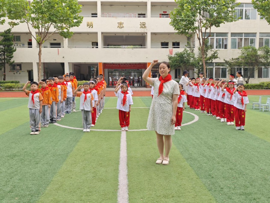红领巾爱祖国——阳逻街第五小学教联体新队员入队仪式 第31张 红领巾爱祖国——阳逻街第五小学教联体新队员入队仪式 第31张