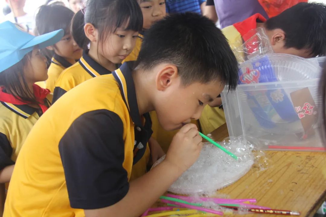 “体验科技魅力,放飞科学梦想”——新城小学科技成果展暨六一亲子游园活动盛大举行 第47张 “体验科技魅力,放飞科学梦想”——新城小学科技成果展暨六一亲子游园活动盛大举行 第47张