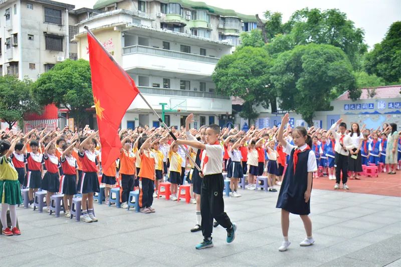 桂林市乐群小学开展2024年春季学期“入队礼”仪式 第4张 桂林市乐群小学开展2024年春季学期“入队礼”仪式 第4张