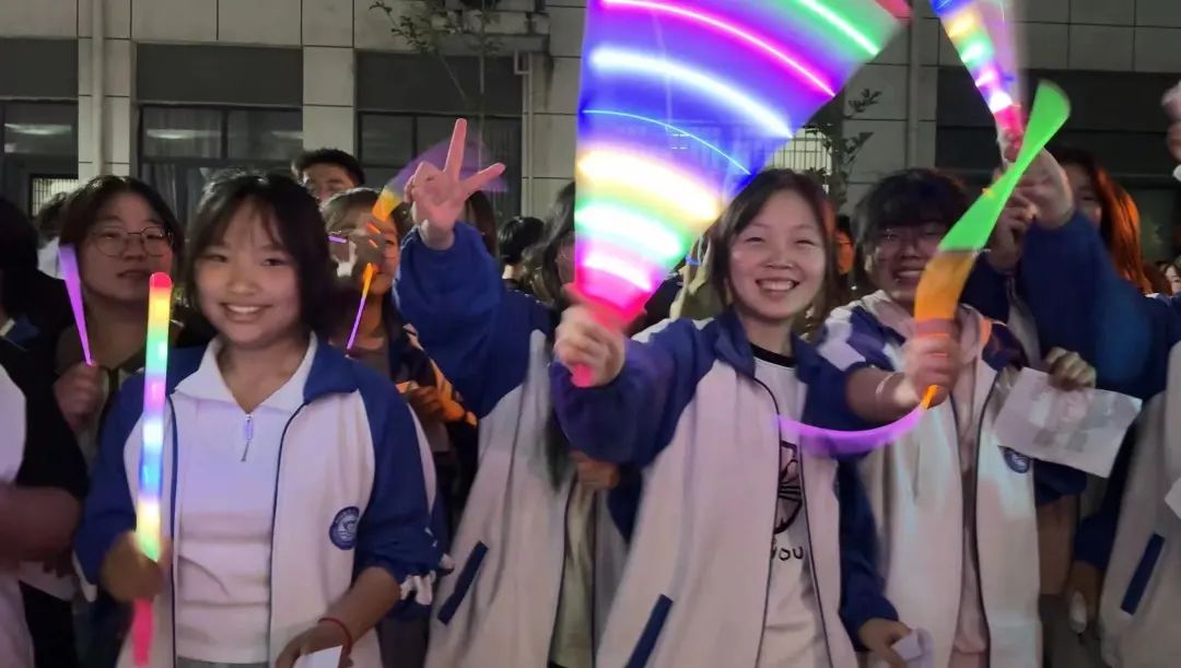 高考特辑 | 呐喊青春 亮剑出征——育才高中举行2024届高考“喊楼行动”与“出征仪式” 第6张 高考特辑 | 呐喊青春 亮剑出征——育才高中举行2024届高考“喊楼行动”与“出征仪式” 第6张