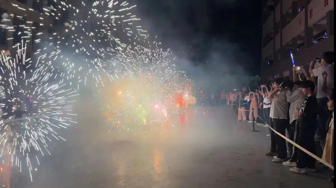 高考特辑 | 呐喊青春 亮剑出征——育才高中举行2024届高考“喊楼行动”与“出征仪式” 第13张 高考特辑 | 呐喊青春 亮剑出征——育才高中举行2024届高考“喊楼行动”与“出征仪式” 第13张
