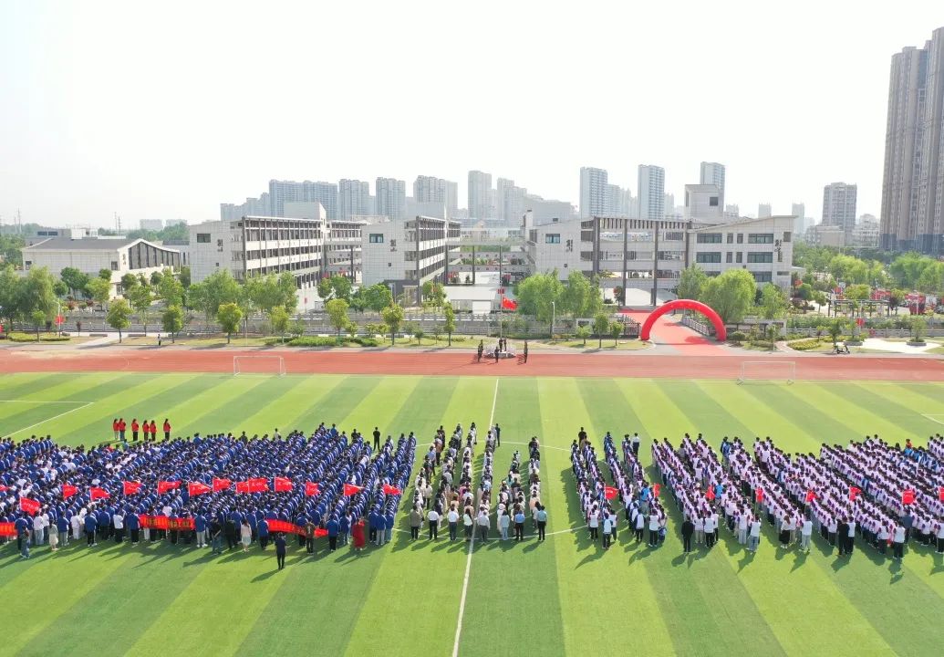 高考特辑 | 呐喊青春 亮剑出征——育才高中举行2024届高考“喊楼行动”与“出征仪式” 第15张 高考特辑 | 呐喊青春 亮剑出征——育才高中举行2024届高考“喊楼行动”与“出征仪式” 第15张