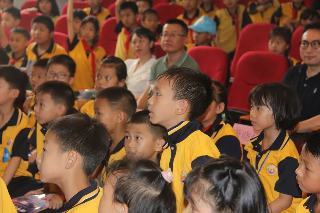 “体验科技魅力,放飞科学梦想”——新城小学科技成果展暨六一亲子游园活动盛大举行 第57张 “体验科技魅力,放飞科学梦想”——新城小学科技成果展暨六一亲子游园活动盛大举行 第57张