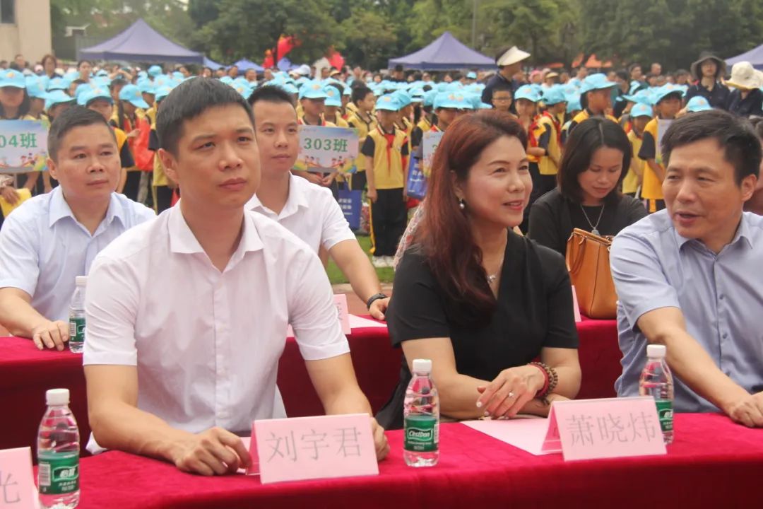 “体验科技魅力,放飞科学梦想”——新城小学科技成果展暨六一亲子游园活动盛大举行 第23张 “体验科技魅力,放飞科学梦想”——新城小学科技成果展暨六一亲子游园活动盛大举行 第23张