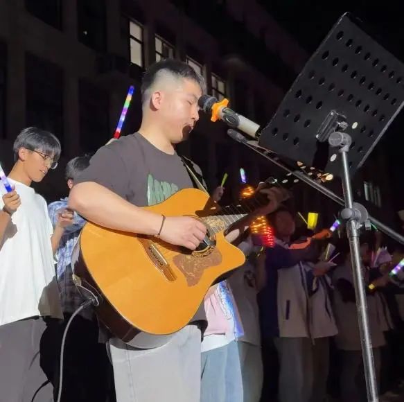 高考特辑 | 呐喊青春 亮剑出征——育才高中举行2024届高考“喊楼行动”与“出征仪式” 第3张 高考特辑 | 呐喊青春 亮剑出征——育才高中举行2024届高考“喊楼行动”与“出征仪式” 第3张