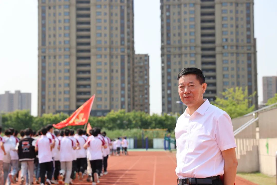 高考特辑 | 呐喊青春 亮剑出征——育才高中举行2024届高考“喊楼行动”与“出征仪式” 第14张 高考特辑 | 呐喊青春 亮剑出征——育才高中举行2024届高考“喊楼行动”与“出征仪式” 第14张