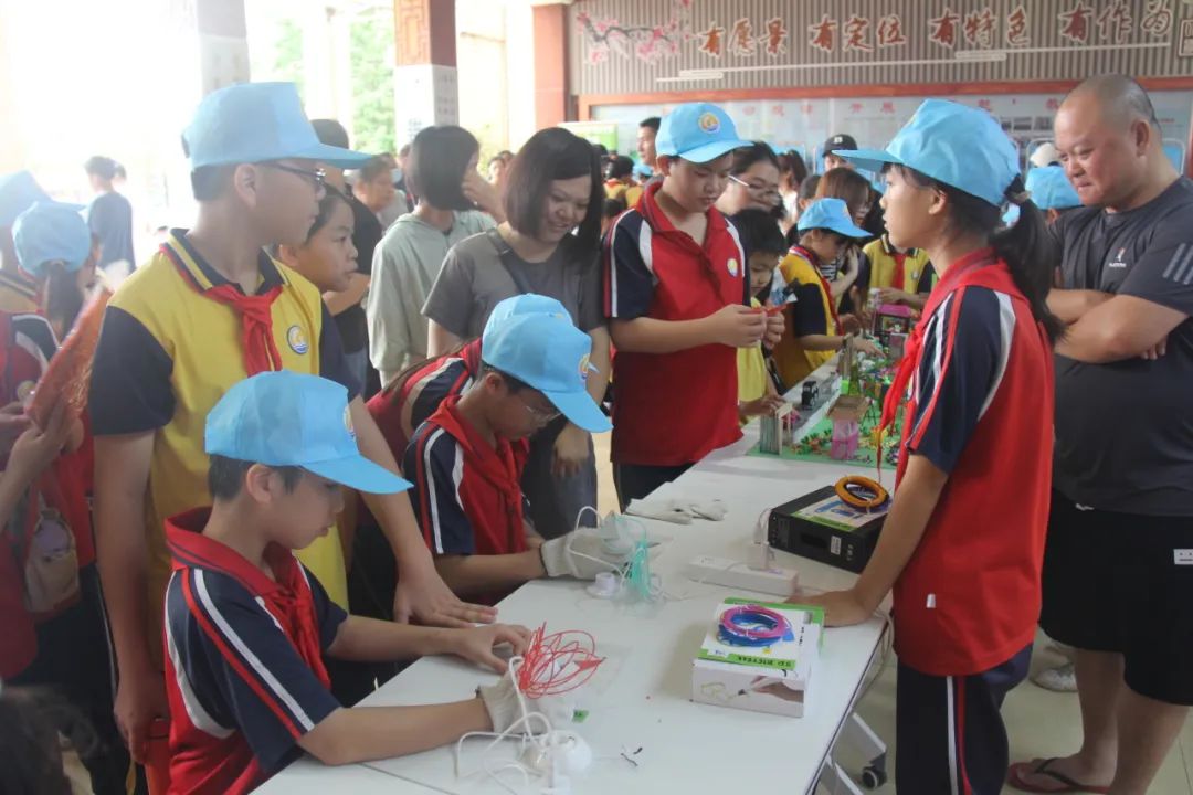 “体验科技魅力,放飞科学梦想”——新城小学科技成果展暨六一亲子游园活动盛大举行 第33张 “体验科技魅力,放飞科学梦想”——新城小学科技成果展暨六一亲子游园活动盛大举行 第33张