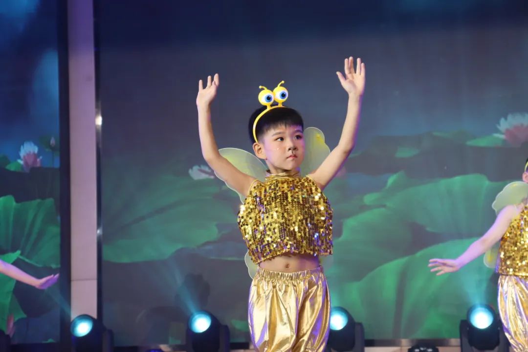眼有星辰 心有童真 | 滨海实验小学2023级8班六一活动 第53张 眼有星辰 心有童真 | 滨海实验小学2023级8班六一活动 第53张