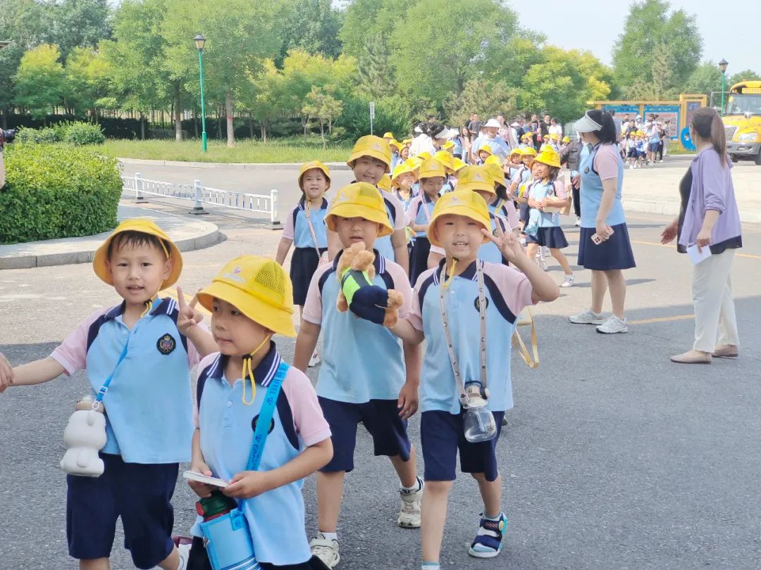 探秘小学日  筑梦向未来——魏桥创业北海幼儿园大班级部参观小学活动 第14张