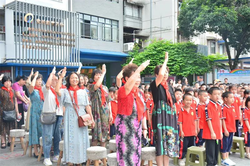 桂林市乐群小学开展2024年春季学期“入队礼”仪式 第9张 桂林市乐群小学开展2024年春季学期“入队礼”仪式 第9张