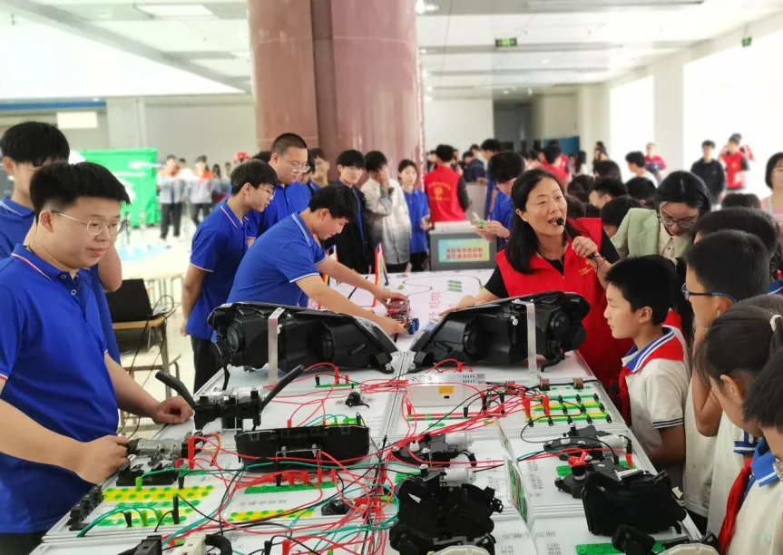 滨河小学走进新乡职业技术学院开展技能文化节现场体验观摩活动 第10张 滨河小学走进新乡职业技术学院开展技能文化节现场体验观摩活动 第10张