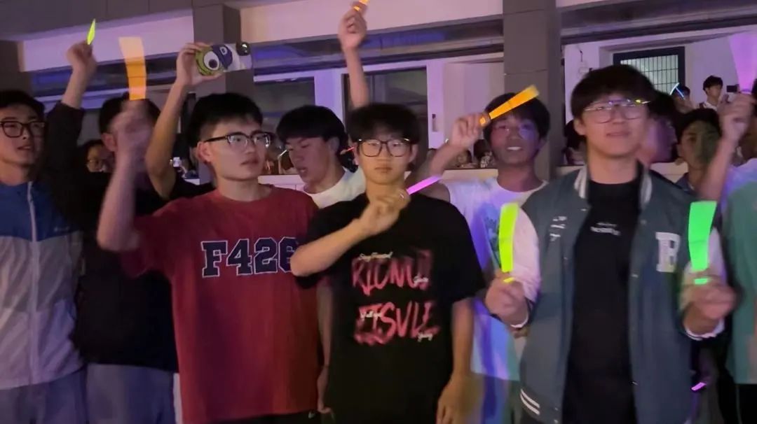 高考特辑 | 呐喊青春 亮剑出征——育才高中举行2024届高考“喊楼行动”与“出征仪式” 第11张 高考特辑 | 呐喊青春 亮剑出征——育才高中举行2024届高考“喊楼行动”与“出征仪式” 第11张
