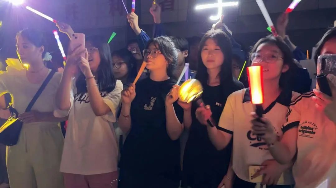 高考特辑 | 呐喊青春 亮剑出征——育才高中举行2024届高考“喊楼行动”与“出征仪式” 第12张 高考特辑 | 呐喊青春 亮剑出征——育才高中举行2024届高考“喊楼行动”与“出征仪式” 第12张