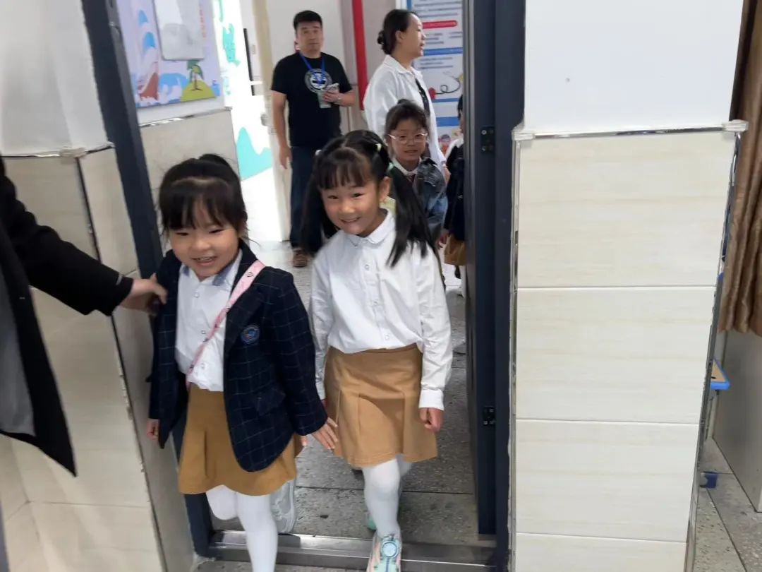 【党建+课程】初探小学,拥抱成长——上饶市信州区东都花园幼儿园参观小学活动 第33张 【党建+课程】初探小学,拥抱成长——上饶市信州区东都花园幼儿园参观小学活动 第33张