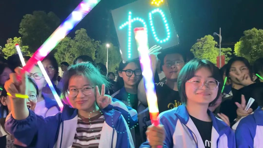 高考特辑 | 呐喊青春 亮剑出征——育才高中举行2024届高考“喊楼行动”与“出征仪式” 第9张 高考特辑 | 呐喊青春 亮剑出征——育才高中举行2024届高考“喊楼行动”与“出征仪式” 第9张
