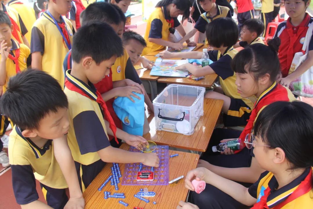“体验科技魅力,放飞科学梦想”——新城小学科技成果展暨六一亲子游园活动盛大举行 第48张 “体验科技魅力,放飞科学梦想”——新城小学科技成果展暨六一亲子游园活动盛大举行 第48张