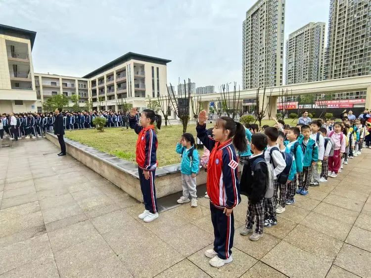幼小衔接,与你“童”行——上饶市河海小学欢迎星河幼儿园小朋友来访参观 第6张