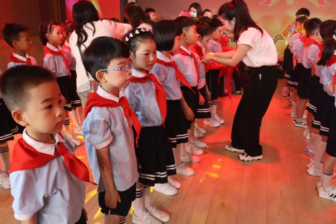 眼有星辰 心有童真 | 滨海实验小学2023级8班六一活动 第14张 眼有星辰 心有童真 | 滨海实验小学2023级8班六一活动 第14张